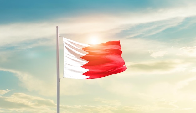 Un drapeau de bahreïn avec le soleil qui brille dessus