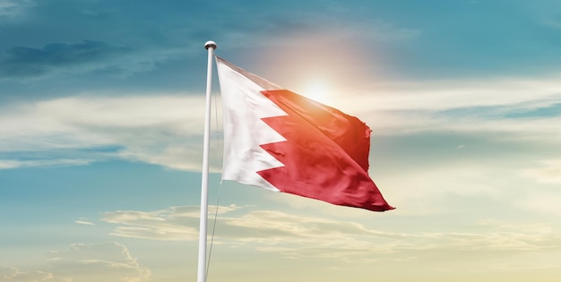 Un drapeau de bahreïn avec le soleil qui brille dessus