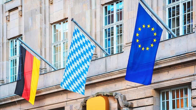 Drapeau bavarois, drapeaux européens et allemands dans un immeuble à Berlin, Allemagne