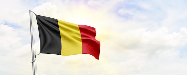 Photo drapeau belge agitant sur fond de ciel rendu 3d