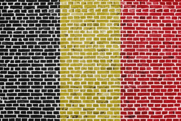 Drapeau de la Belgique peint sur un mur de briques