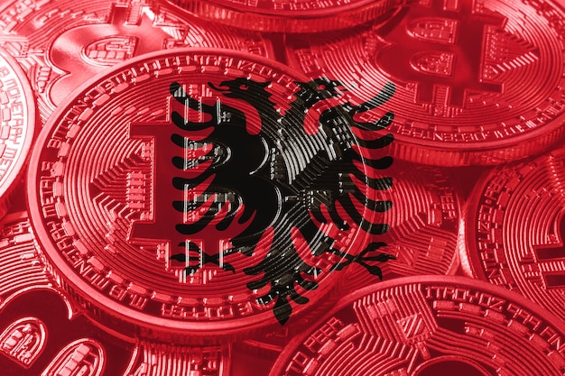 Drapeau de bitcoin de l'Albanie, fond noir de concept de crypto-monnaie de drapeau national