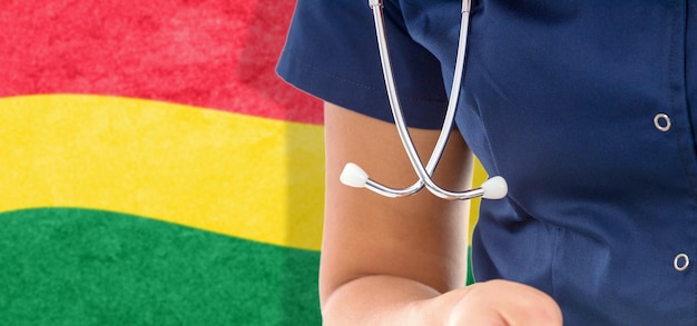 Drapeau bolivien femme médecin avec stéthoscope, système national de santé