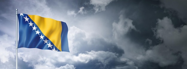 Drapeau de Bosnie-Herzégovine sur un ciel nuageux