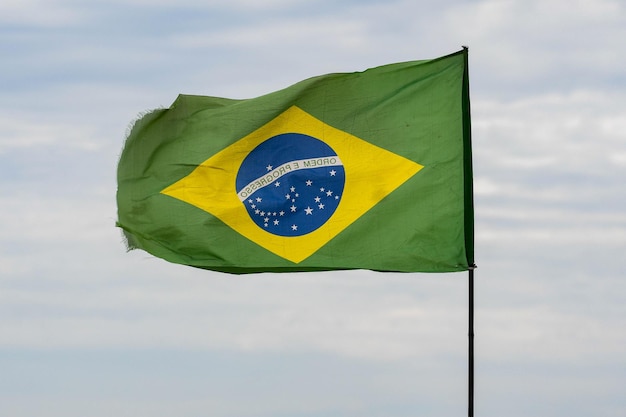 Drapeau brésilien sur fond de ciel flottant et complètement ouvert