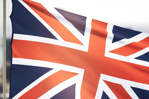 Le drapeau britannique agitant sur un fond de ciel de jour Close Up