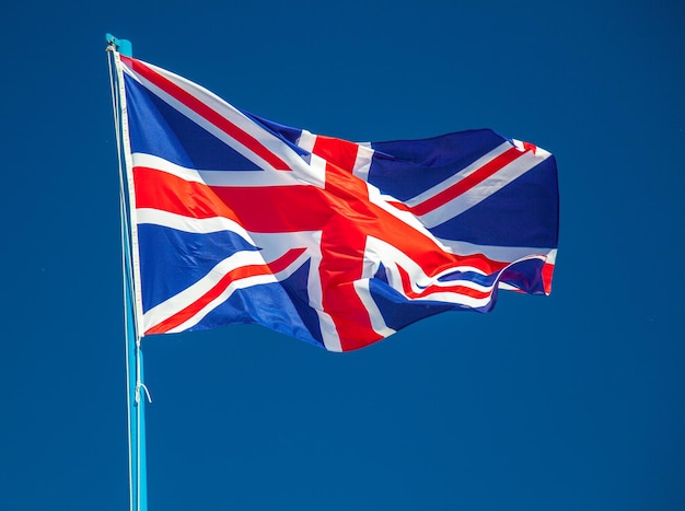 Le drapeau britannique agite contre un ciel clair.