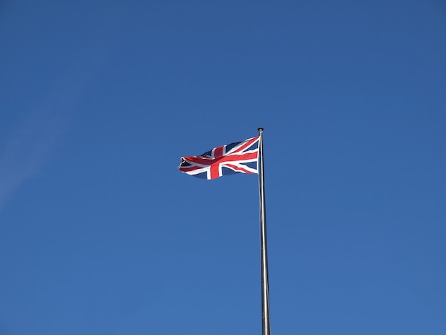 Drapeau britannique sur ciel bleu