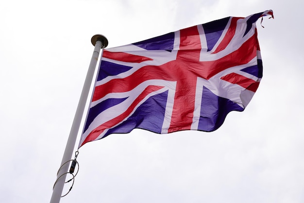 Drapeau britannique Royaume-Uni Drapeau d'état national sur tapis de vent avec ciel bleu nuage