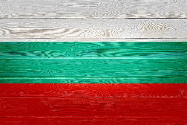 Drapeau de la Bulgarie peint sur fond de planche de bois ancien