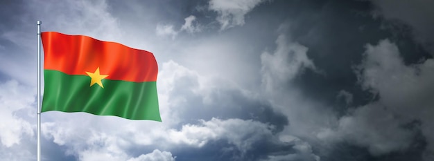 Drapeau Burkina Faso sur un ciel nuageux