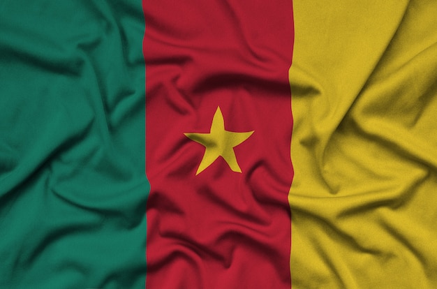 Drapeau camerounais est représenté sur un tissu de sport avec de nombreux plis.