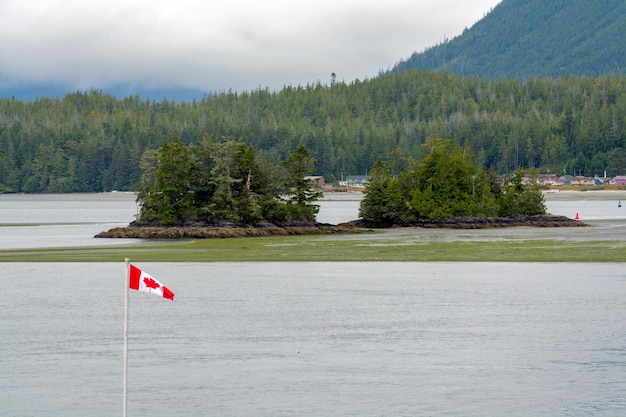 Drapeau canadien sur la côte de l'océan pacifique sur l'île de vancouver