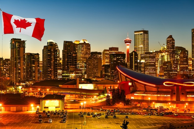 Drapeau canadien dans la ville de Calgary au crépuscule, Alberta