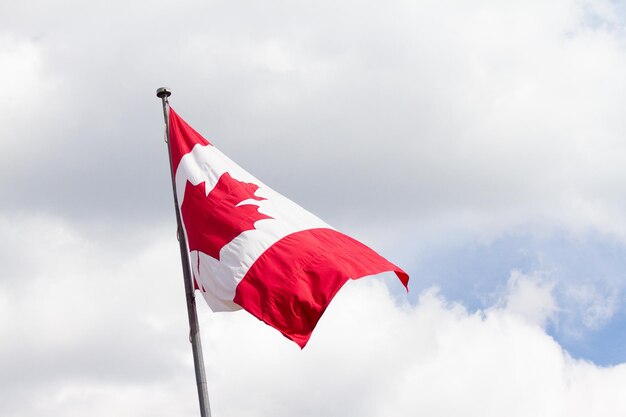 Drapeau canadien flottant au vent