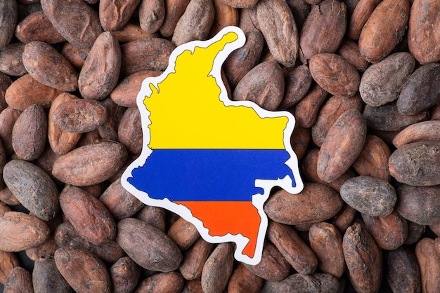 Drapeau et carte de la Colombie sur les fèves de cacao