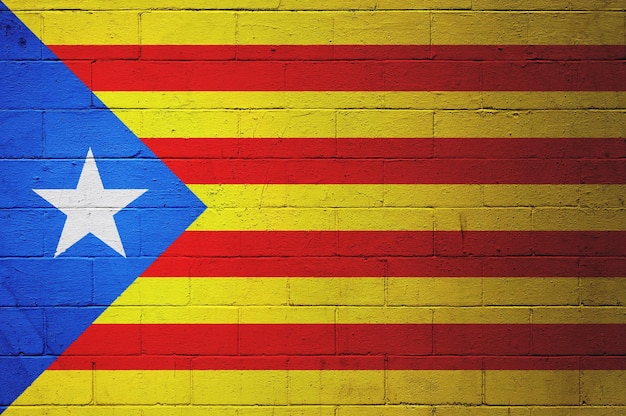 Drapeau de la Catalogne peint sur un mur