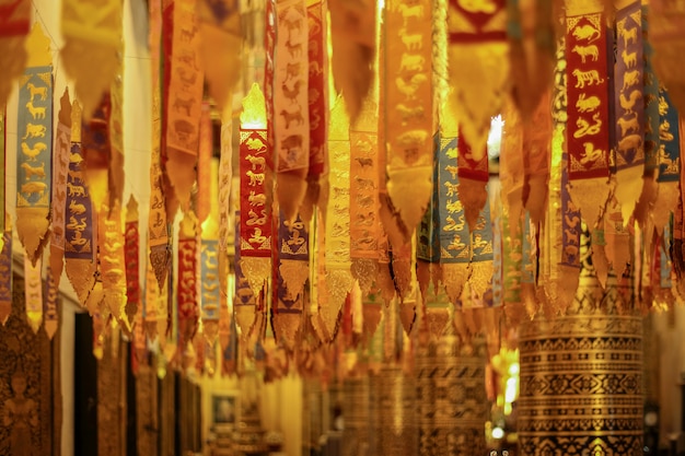 Drapeau de cérémonie de la religion thaïlandaise du nord dans le temple, Chiang Mai, Thaïlande
