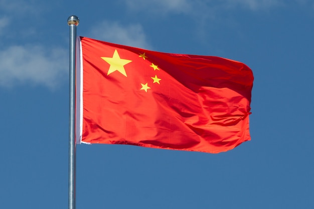 Drapeau de la Chine dans le vent.