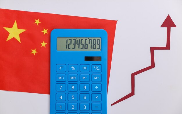 Drapeau De La Chine Avec Flèche De Croissance Rouge Et Calculatrice. Graphique De Flèche Qui Monte. La Croissance économique