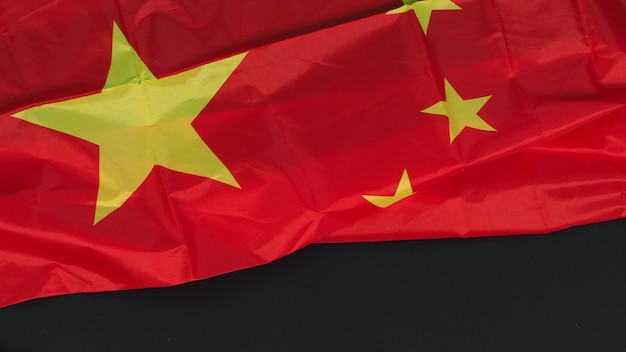 Drapeau de la Chine ISOLÉ sur fond noir.