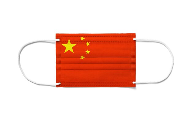 Drapeau de la Chine sur un masque chirurgical jetable. Fond blanc isolé