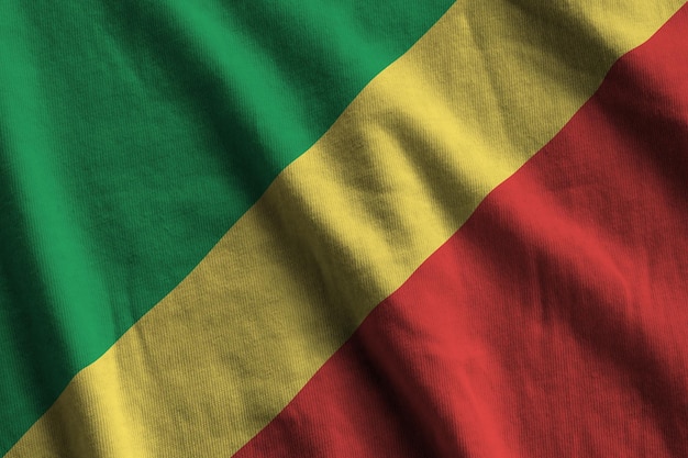 Drapeau congolais avec de grands plis agitant de près sous la lumière du studio à l'intérieur Les symboles officiels et les couleurs de la bannière
