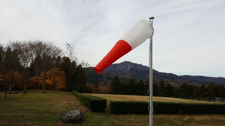 Photo le drapeau contre les arbres et les montagnes contre le ciel