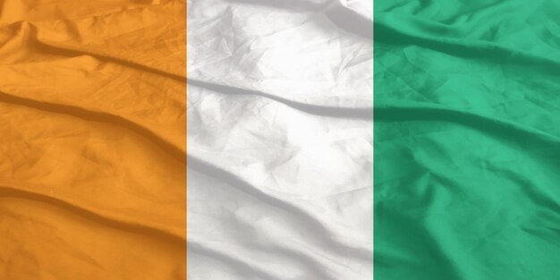 Le drapeau de la Côte d'Ivoire agite de près