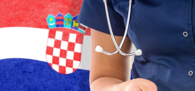 Drapeau croate femme médecin avec stéthoscope, système national de santé