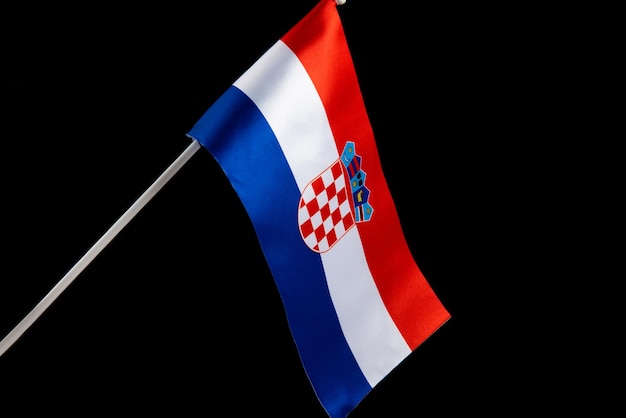 Le drapeau croate sur fond noir se développant et flottant dans le vent drapeau de la croatie isolé