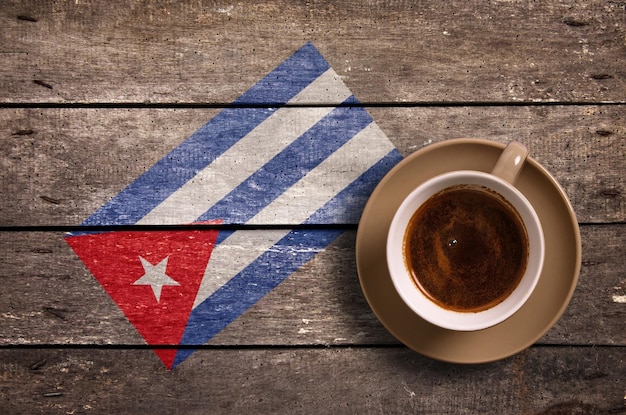 Photo drapeau de cuba avec du café