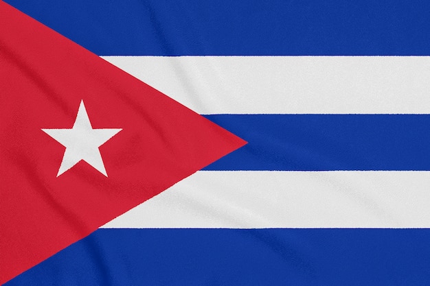 Drapeau de Cuba sur un tissu texturé.