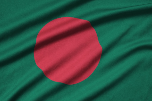 Le drapeau du Bangladesh est représenté sur un tissu de sport avec de nombreux plis.