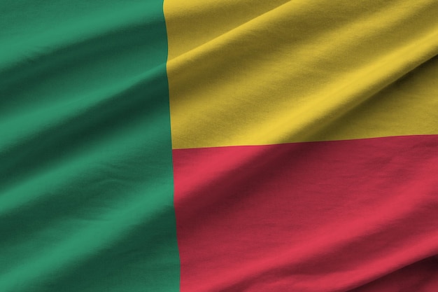 Drapeau du Bénin avec de grands plis agitant de près sous la lumière du studio à l'intérieur Les symboles officiels et les couleurs de la bannière