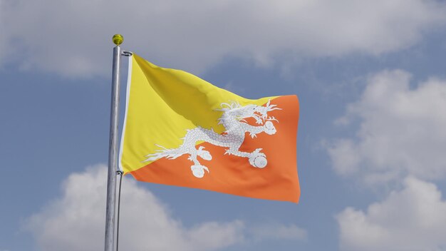 Drapeau du Bhoutan agitant sur un poteau de drapeau ciel de fond avec des nuages