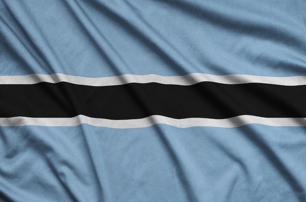 Le drapeau du Botswana est représenté sur un tissu de sport avec de nombreux plis.