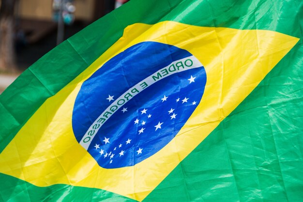 Drapeau du Brésil à l'envers à l'extérieur à Rio de Janeiro au Brésil.