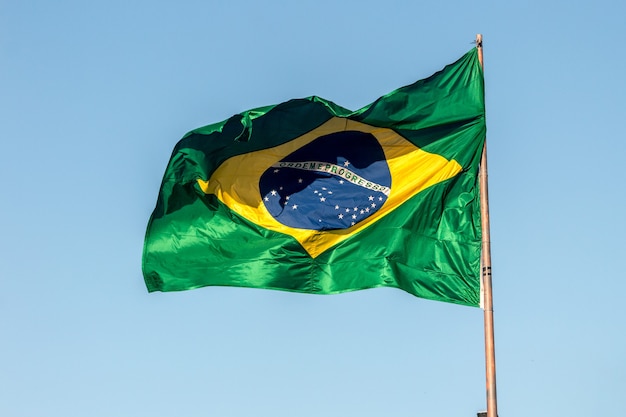 Drapeau du Brésil à l'extérieur à Rio de Janeiro, Brésil.