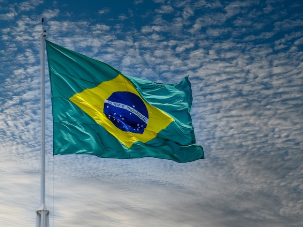 Drapeau du Brésil flottant au vent Ordre et progrès Drapeau brésilien