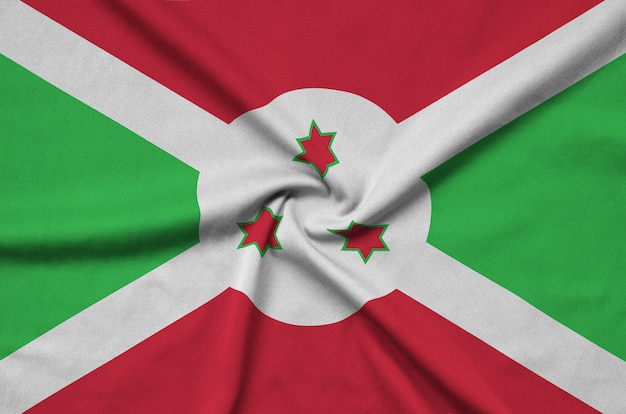 Photo le drapeau du burundi est représenté sur un tissu avec de nombreux plis