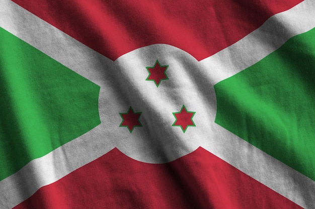 Drapeau du Burundi avec de grands plis agitant de près sous la lumière du studio à l'intérieur Les symboles officiels et les couleurs de la bannière