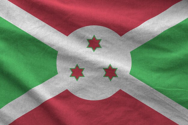 Le drapeau du Burundi représenté sur un tissu ondulé plié d'un vieux tissu