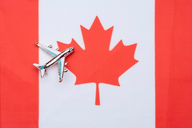 Photo drapeau du canada et l'avion le concept de voyage