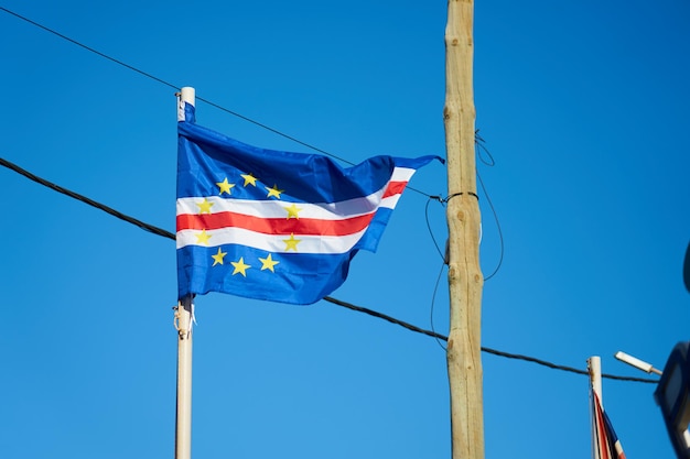 Drapeau du Cap-Vert avec un ciel bleu sur le fond