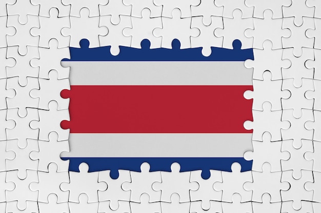 Drapeau du Costa Rica dans le cadre de pièces de puzzle blanches avec partie centrale manquante