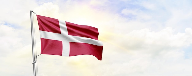 Drapeau du Danemark agitant sur fond de ciel rendu 3D