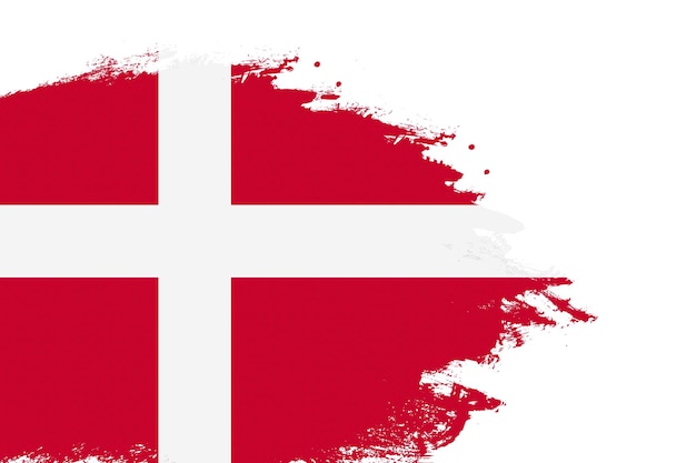 Drapeau du danemark sur un pinceau de trait teinté peint fond blanc isolé avec espace de copie