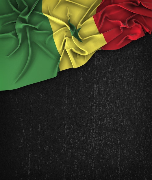 Drapeau du drapeau du Sénégal Vintage sur un tableau blanc grunge avec un espace pour le texte