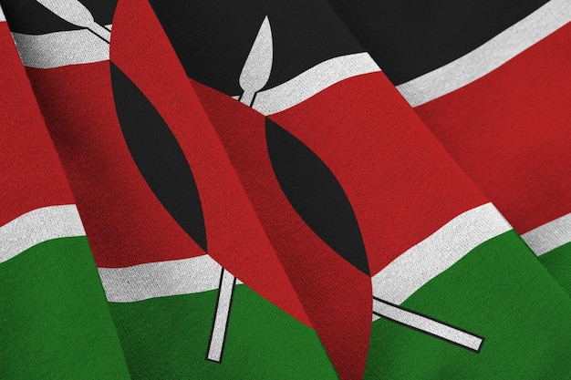 Drapeau du Kenya avec de grands plis agitant de près sous la lumière du studio à l'intérieur Les symboles officiels et les couleurs de la bannière